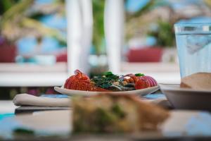 瓦塔姆的住宿－Visiwa Beach Resort，桌上的草莓和饮料