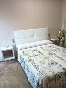 a bedroom with a large bed with a white bedspread at Apartamento en la Ciudad de las Artes y las Ciencias in Valencia