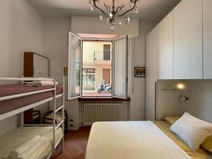 1 dormitorio con 2 literas y ventana en [50mt dal Mare] Bilocale semi-indipendente con A/C, en Pietra Ligure