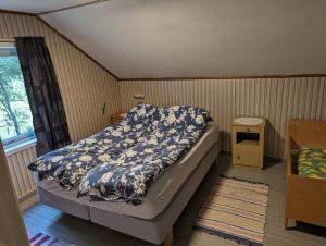 a bedroom with a bed in a room at Sommarhus i Lofoten in Sand