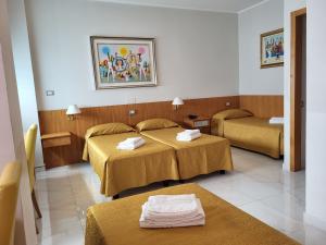 Rúm í herbergi á Hotel Dei Fiori +37 myndir