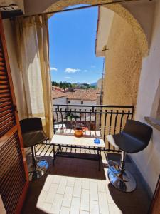 d'un balcon avec deux chaises et une table. dans l'établissement Il sasso bed & breakfast, à Sasso di Castalda