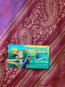 pakiet rajskich haftów na fioletowym kocu w obiekcie Nature Paradise Guesthouse w mieście Wayikkal
