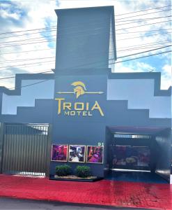 a tora motel sign on the side of a building at Troia Motel in Foz do Iguaçu