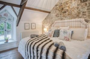 Postel nebo postele na pokoji v ubytování The Lodge - 2 Bedroom Cottage - Princes Gate