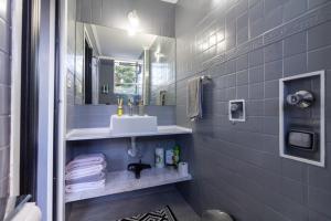 La salle de bains est pourvue d'un lavabo et d'un miroir. dans l'établissement Loft at Paulista Avenue (no coração de S.Paulo), à São Paulo