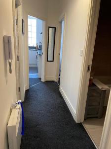 un couloir d'une chambre avec couloir Haitbestosbestosbestosbesbestos W dans l'établissement 2 bedroom apartment in Kidderminster (The place to be), à Kidderminster