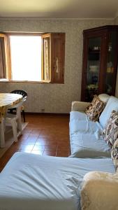 Sala de estar con 2 camas y mesa en La casa del lago, en Valle Verde