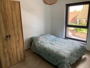 a small bedroom with a bed and a window at Appartement in Otterswiller