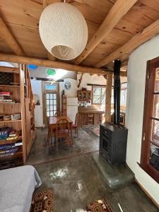 uma sala de estar com um fogão e uma sala de jantar em Casa corazon em San Marcos Sierras