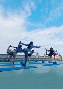 Un groupe de personnes faisant du yoga sur un pont dans l'établissement Ko Tao Resort Paradise Zone - SHA Plus, à Koh Tao