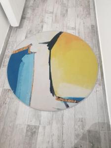 ein bunter Teppich auf dem Boden in einem Zimmer in der Unterkunft L'art et Deco RerC-n104-A6-A10 in Brétigny-sur-Orge