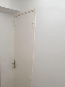 eine Dusche mit einer Tür in einem Zimmer in der Unterkunft L'art et Deco RerC-n104-A6-A10 in Brétigny-sur-Orge