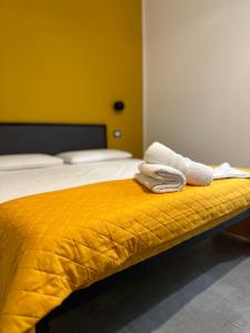 ein Bett mit zwei Handtüchern darüber in der Unterkunft B&B SOUL Messina in Messina
