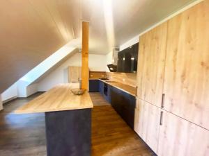 a kitchen with wooden cabinets and a counter top at Colmdorf Ferienhaus in Bayreuth