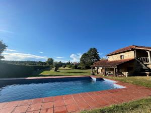 a swimming pool in the yard of a house at Casa de campo con piscina, entera o por habitaciones in Amoeiro