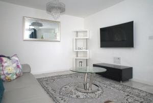 TV a/nebo společenská místnost v ubytování Nirvana - 4 Bedroom Luxury Home ideal for Holidays, Executives and Contractors