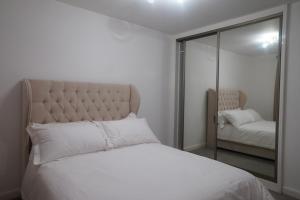 Postel nebo postele na pokoji v ubytování Nirvana - 4 Bedroom Luxury Home ideal for Holidays, Executives and Contractors