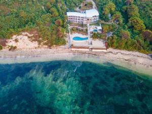 uma vista aérea de uma casa na praia em Inlight Lombok Beach Hotel em Kuta