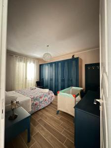 een slaapkamer met een bed en een bad. bij Villa Valentina in Cefalù