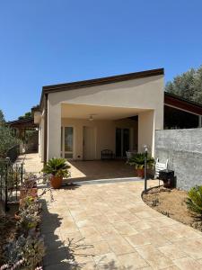 een klein huis met een patio bij Villa Valentina in Cefalù