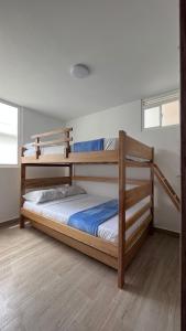 une chambre avec deux lits superposés dans une pièce dans l'établissement apartamento familiar villeta, à Villeta