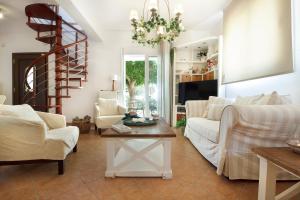 Posezení v ubytování Anatoli Villa Paliouri + 34 fotografií