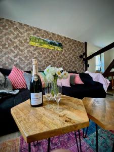 une bouteille de vin et deux verres sur une table dans l'établissement Ferienwohnung-Familienidylle-im-Vogtland-80qm, à Neumark 17 autres photos