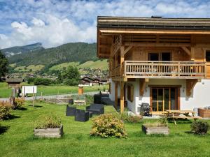 a log house with a porch and a balcony at Le Téléski du Terret; meublé de 2 à 4 personnes in Le Grand-Bornand