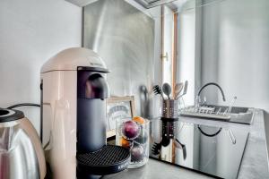 eine Kaffeemaschine auf einer Theke in einer Küche in der Unterkunft Le Rubis de Gonesse •CDG•Parc Expo•Astérix in Gonesse