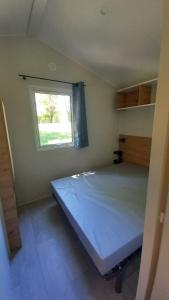 sypialnia z dużym łóżkiem i oknem w obiekcie L'ARDECHO MODULO w mieście Saint-Lager-Bressac