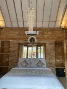 Katil atau katil-katil dalam bilik di Rose of Trawangan Private Villa +41 gambar