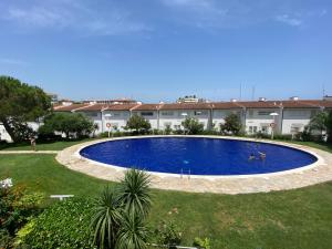 ein großer blauer Pool im Hof in der Unterkunft Rosa dels Vents Port d'Aro in Platja  d'Aro