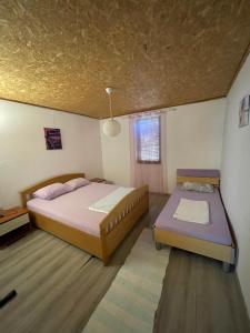- une chambre avec deux lits et un plafond dans l'établissement Bartula Hut in Nature, à Bar