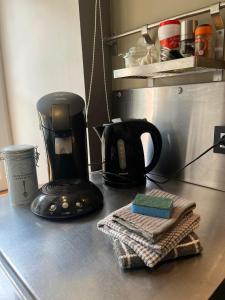 拉羅什－阿登的住宿－Le repaire des amoureux，厨房台面上的一个咖啡壶