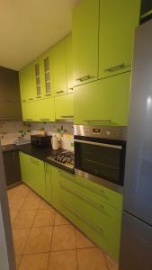 eine Küche mit hellgrünen Schränken und einem Herd in der Unterkunft Apartment Pupi in Rijeka