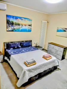una camera da letto con un letto e un dipinto sul muro di Villa Paoletti Appartamento vacanze nel cuore di Gradara a Gradara
