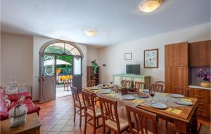 a kitchen and dining room with a table and chairs at Valguerriera - Rosa Bianca in Apecchio