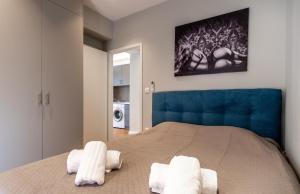 um quarto com uma cama grande e toalhas em Gino apartments em Alexandroúpolis