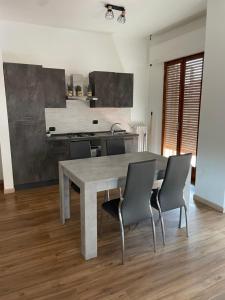 Kuchyň nebo kuchyňský kout v ubytování Tulip’house + 12 fotografií