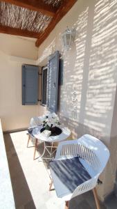 エルムポリにあるAegean Viewのパティオ(白い椅子、テーブル、窓付)