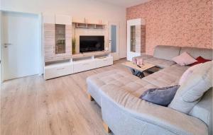 sala de estar con sofá y TV en Lovely Apartment In Schwarzatal With Wifi, 