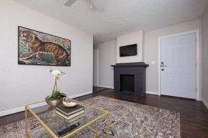 a living room with a painting of a tiger on the wall at Dragon on Taylor St in Amarillo