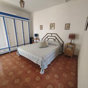 テッラチーナにあるTorrione San Giovanni Iのベッドルーム1室(ベッド1台付)