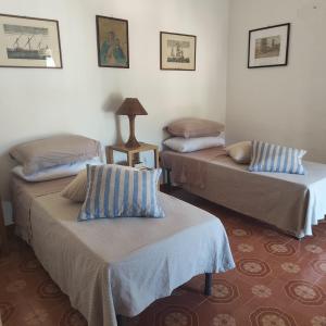 Cette chambre comprend 3 lits avec des oreillers. dans l'établissement Torrione San Giovanni I, à Terracine
