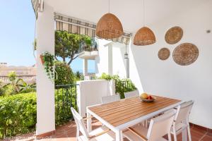 een eetkamer met een tafel en stoelen op een balkon bij Casa Saar Luxury Alhaurin Golf in Alhaurín el Grande