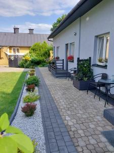 Vonkajšia záhrada v ubytovaní Apartamenty jednopokojowe Aksamitka