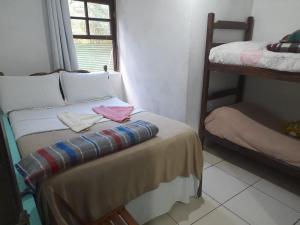 een slaapkamer met 2 stapelbedden en een raam bij Pousada São Francisco de Paula in Ouro Preto