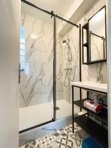 un baño con ducha y lavabo en La Maison de Mickey - Disneyland Paris, en Bailly-Romainvilliers