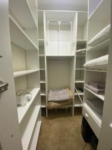 Krevet ili kreveti na sprat u jedinici u okviru objekta Уютная квартира